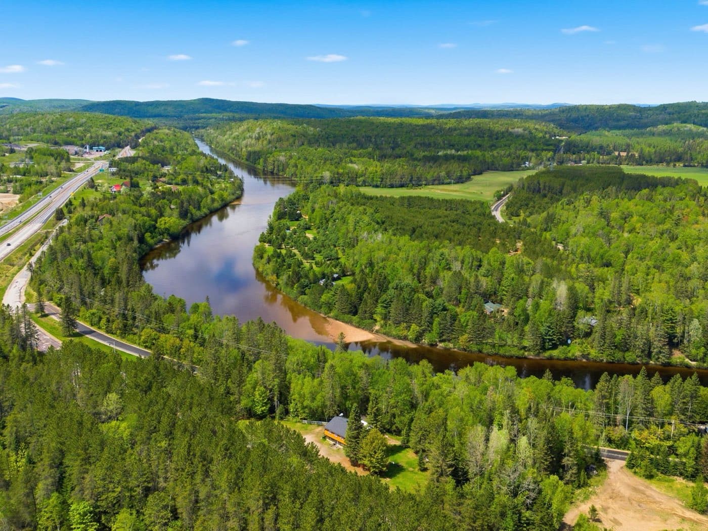 Vue aérienne par drone d’une propriété en bordure de rivière, Rive-Sud