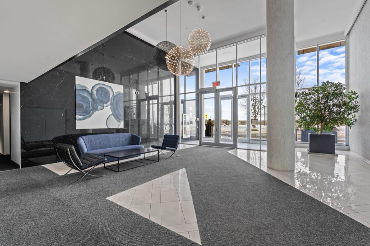 Photographie immobilière d’un salon contemporain aux grandes fenêtres