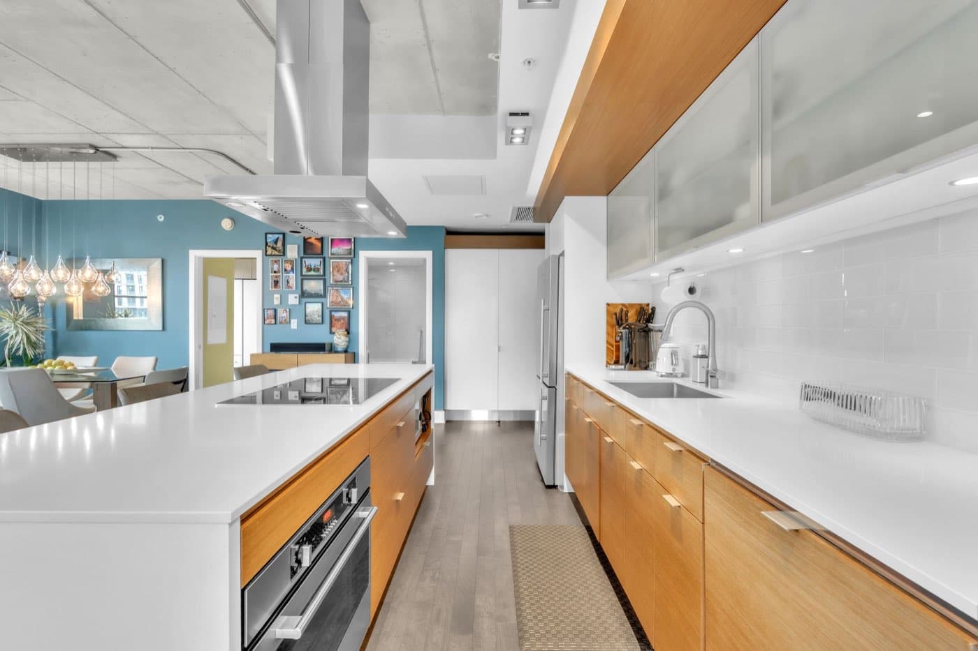 Photographie immobilière HDR d’une cuisine moderne avec îlot central
