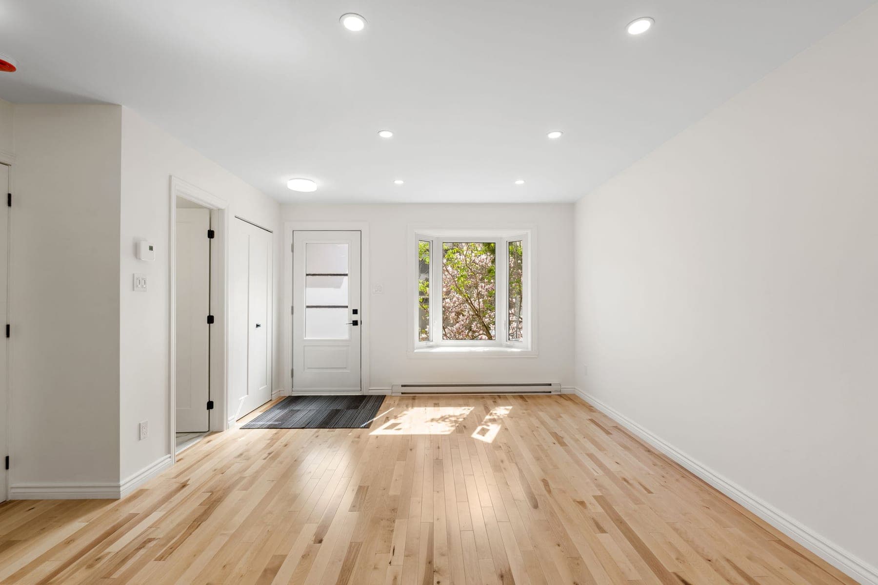 Séjour vacant, lumière naturelle, intérieur HDR